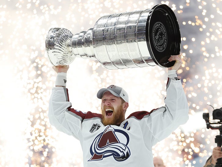 Colorado Avalanche dent Stanley Cup in on-ice celebration 