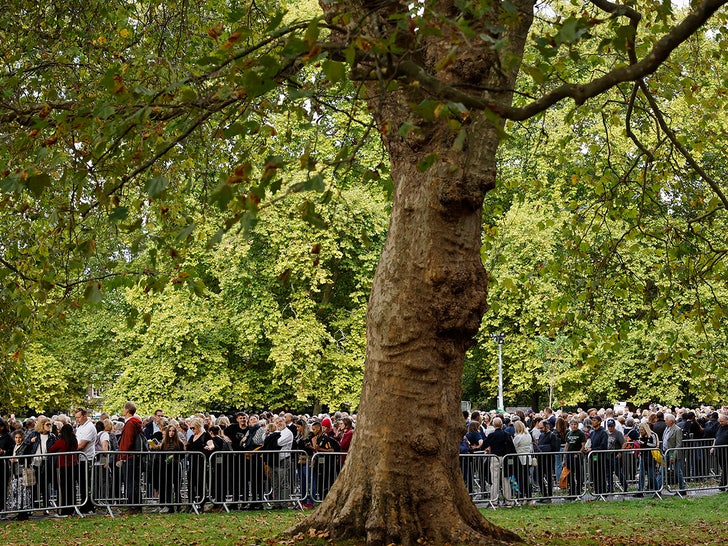 0916 Mourners wait to see the queen getty 4