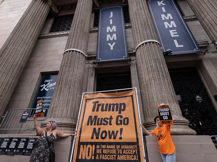 Jimmy Kimmel ve Donald Trump Protesto AP 1