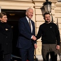 Başkan Biden, Volodymyr Zelenskyy ile Ukrayna'da Ziyaret Etti