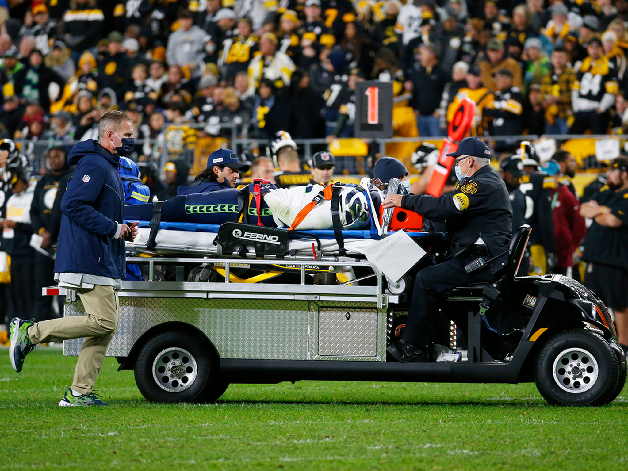 Darrell Taylor carted off the field after collision with teammate