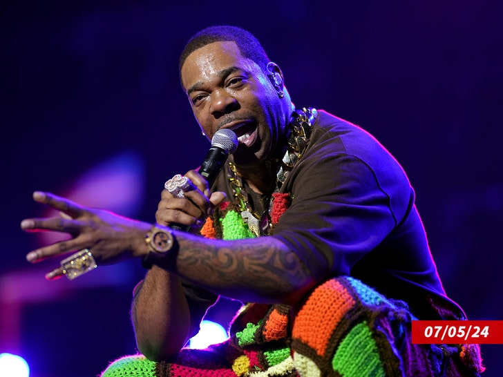 Busta Rhymes tampil