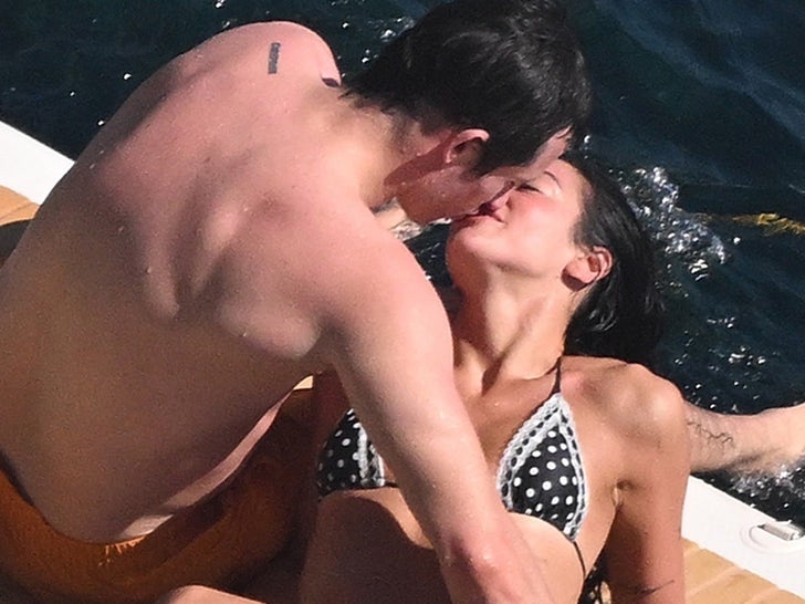 0630-Dua-Lipa-Callum-Turner-PDA-Amalfi-PRIMARY-5