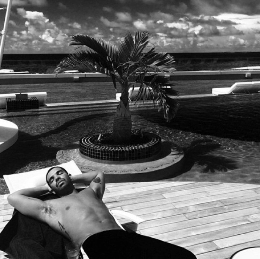 1023_drake_shirtless05