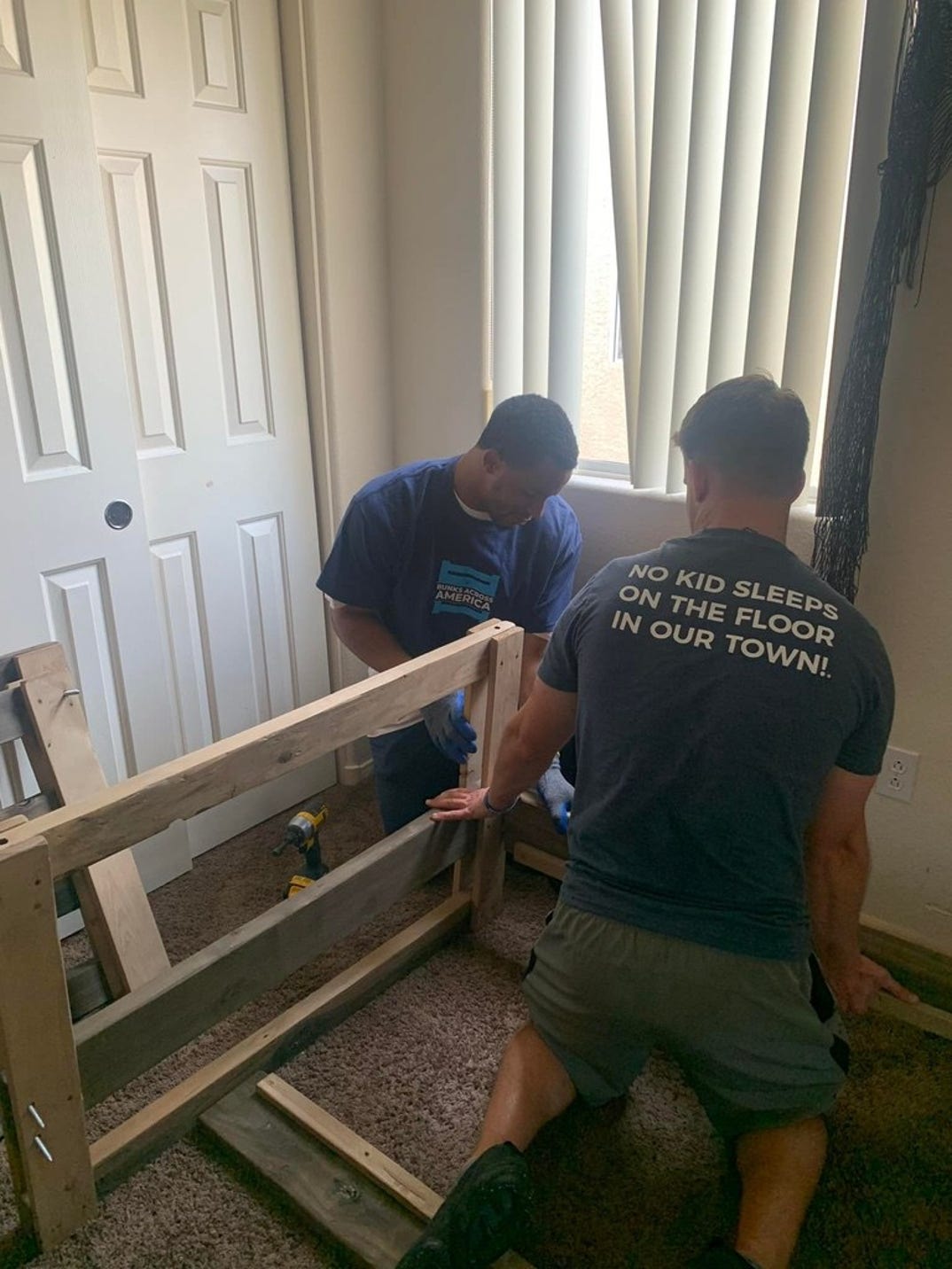 Raiders' Johnathan Abram Builds Beds, Donates Them To Las Vegas Family