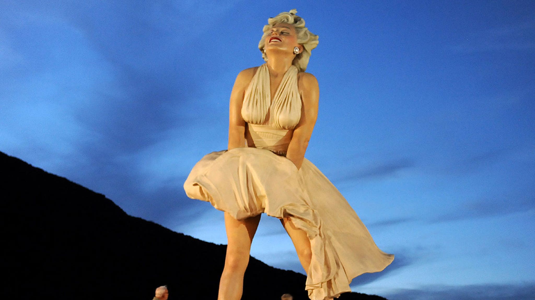 Outrage Over Sexy Giant Marilyn Monroe Palm Springs Statue: 'Sexist,  Exploitive' - No Peace 'Even In Death' 