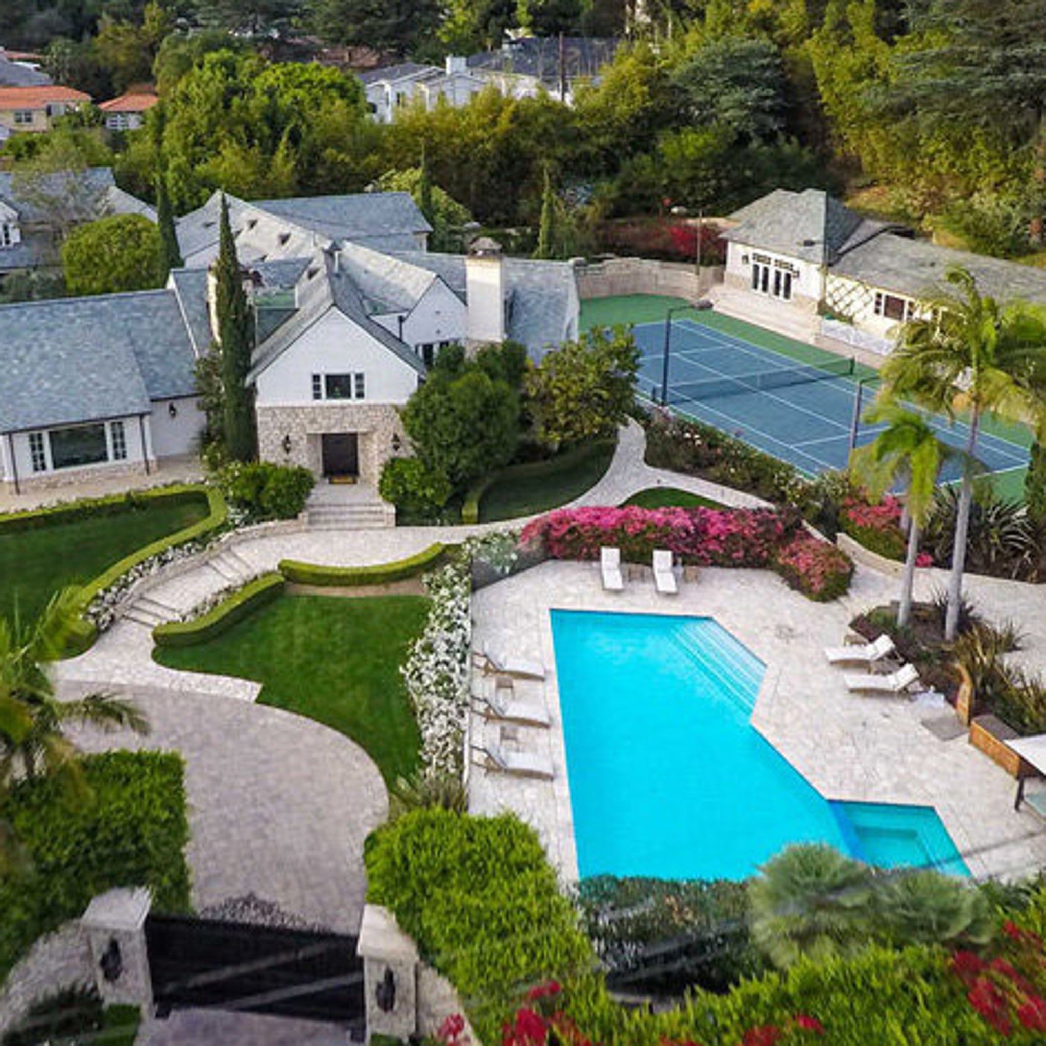 You Can Now Stay at Mariah Carey's Favorite L.A. Vacation Rental — With a  Private Pool, 10 Bedrooms, and a Sauna