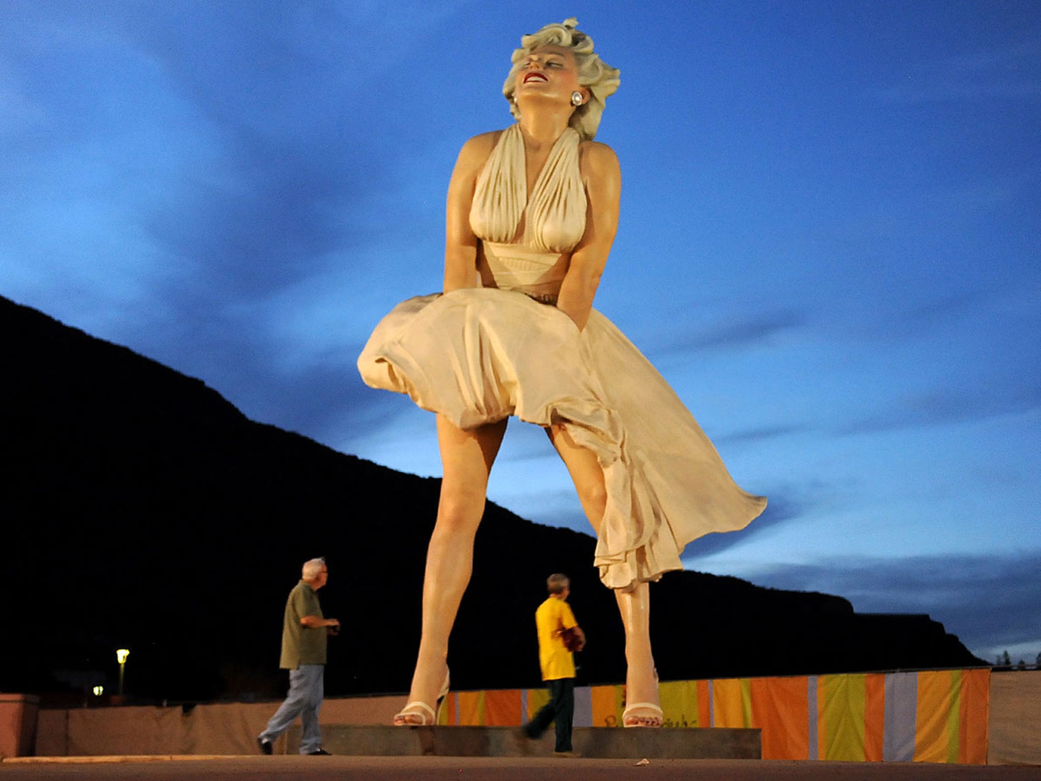 Marilyn Monroe statue in Palm Springs - No Home Just Roam