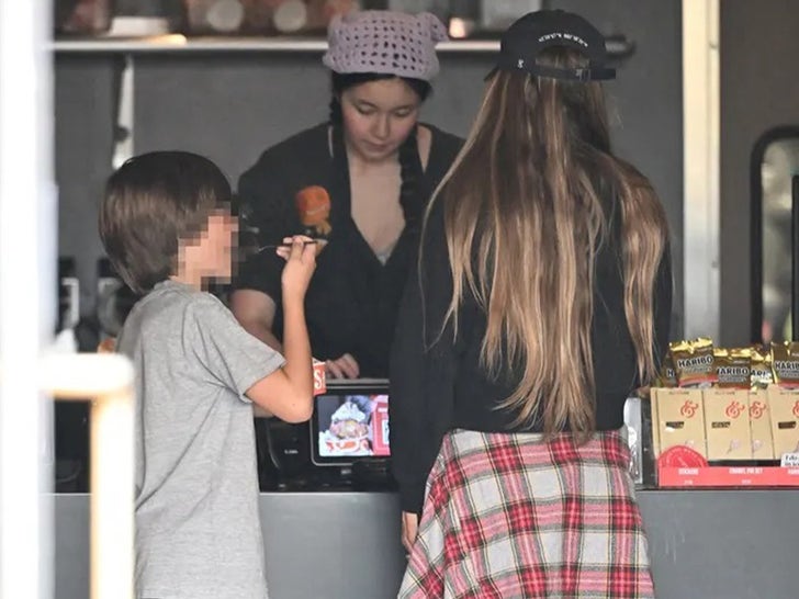 0220-Nicole-Curtis-Out-With-Kid-Sub2