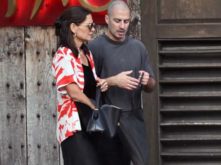 0715-Katie-Holmes-Second-Date-New-Man-Sub2