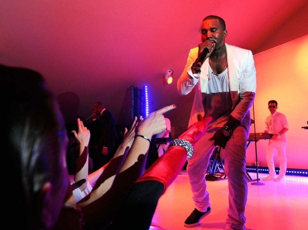 1027_kanye_performance_photos_08