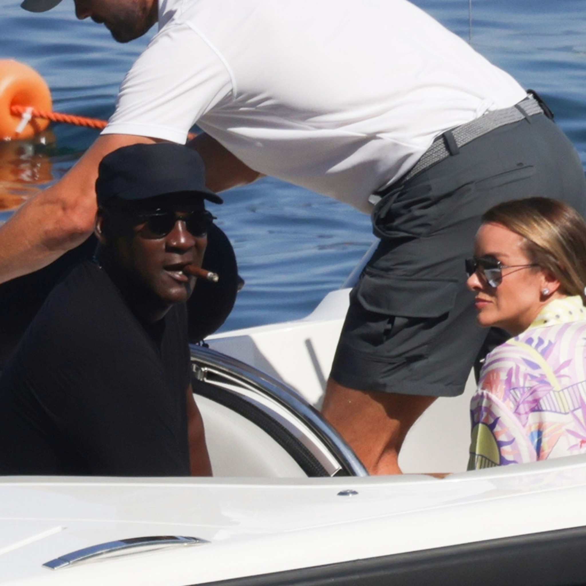 Forge nedbrydes midtergang Michael Jordan Puffs Cigar On Boat In Italy, Carefree After 'Traumatizing'  Larsa