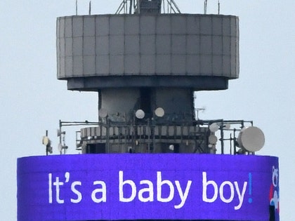 royal_fans_outside_windsor_castle_baby_photos17