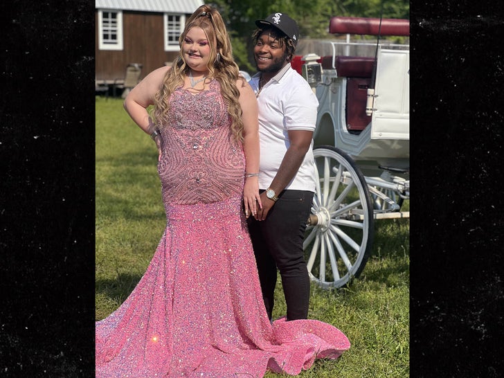 'Honey Boo Boo' Wears Pink Prom Dress In Pics With BF and Mama June