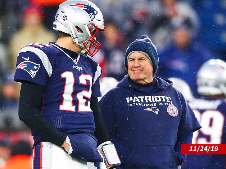 Tom Brady di lapangan menunjukkan Bill Belichick