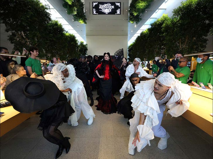 Lady Gaga Stuns At The Grove