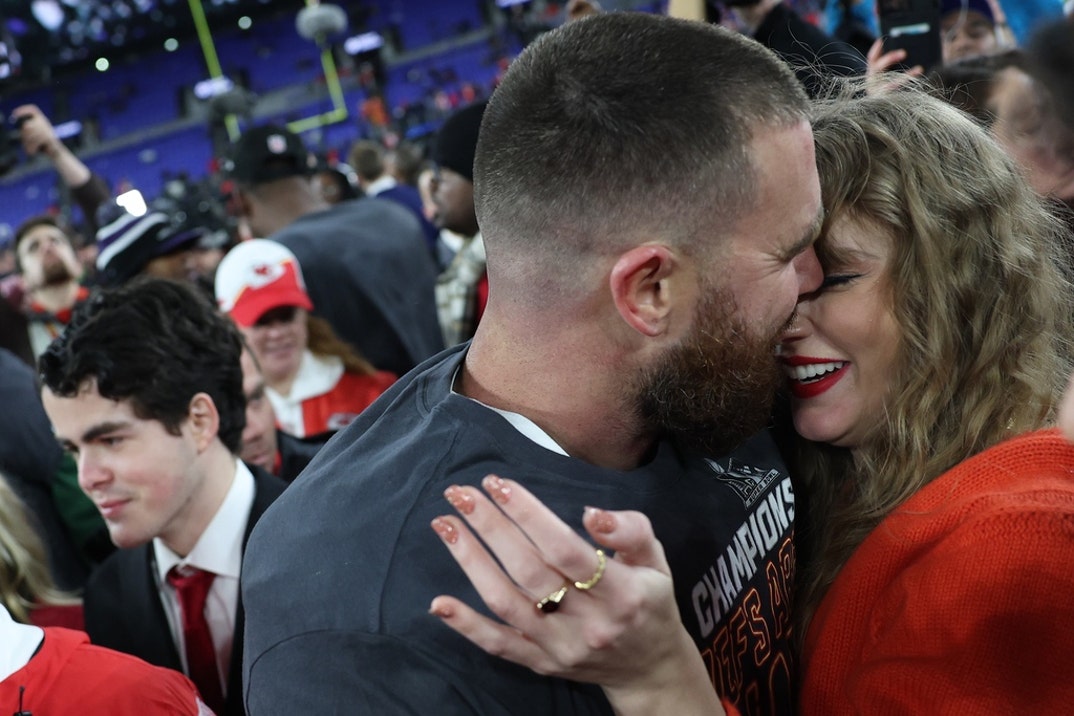 Taylor Swift Travis Kelce After Chiefs Win photos 16