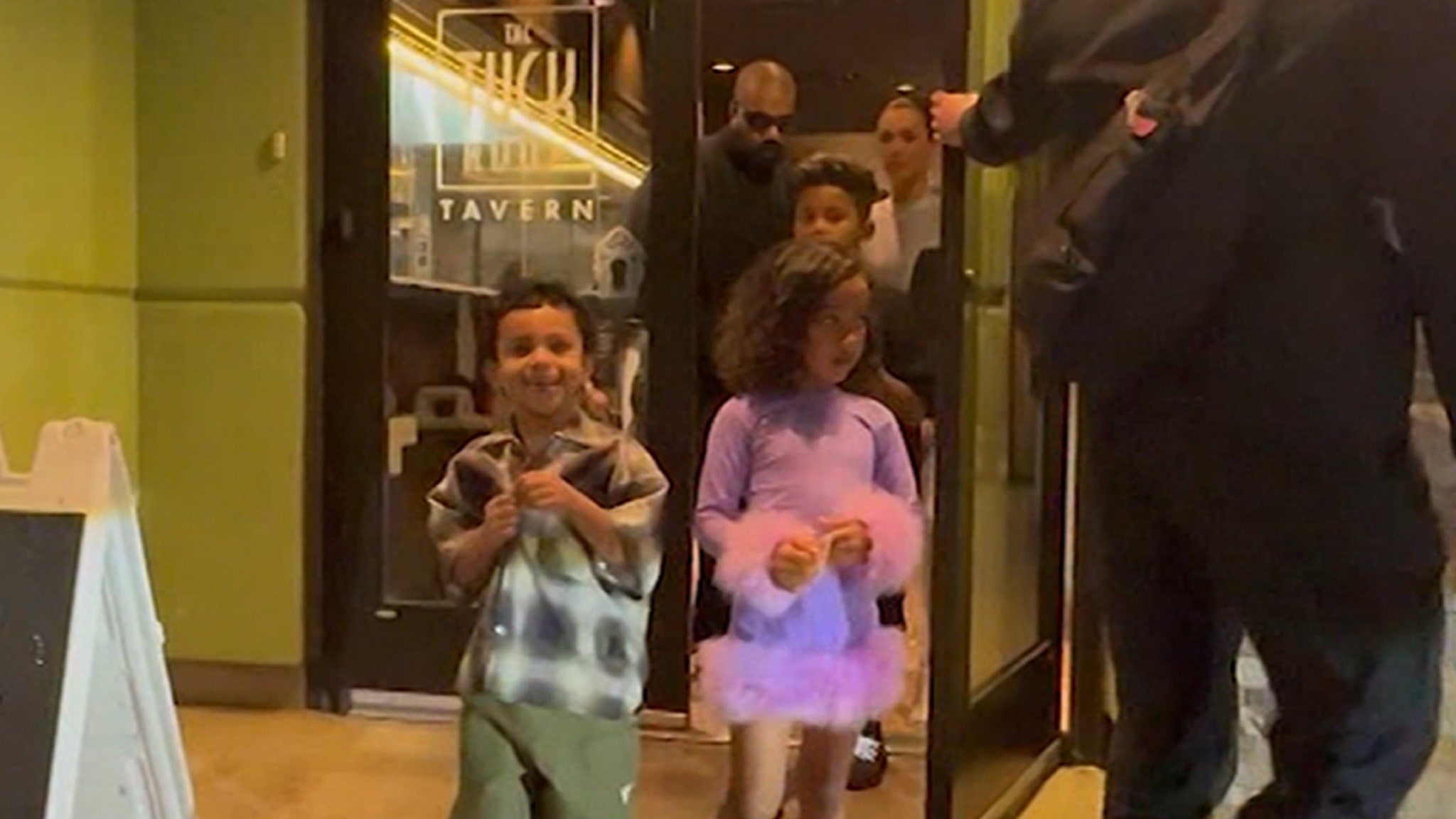 Kanye West dan Bianca Sensori berpisah dengan anak-anak setelah keluar malam keluarga di hari Paskah