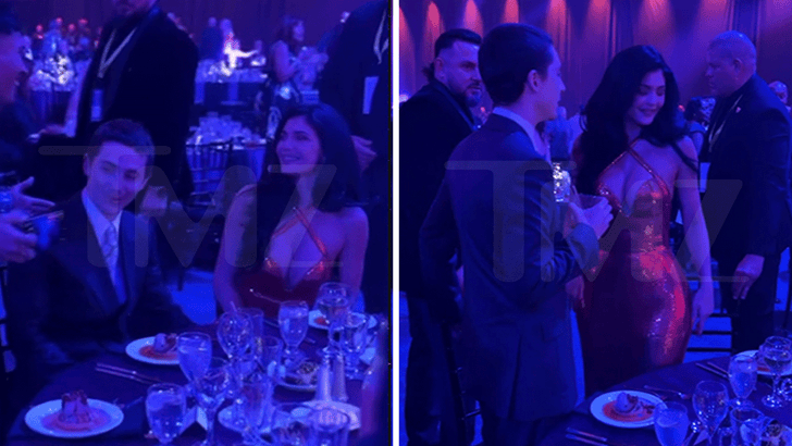 010425_kylie_jenner_timothee_chalamet._kalpng