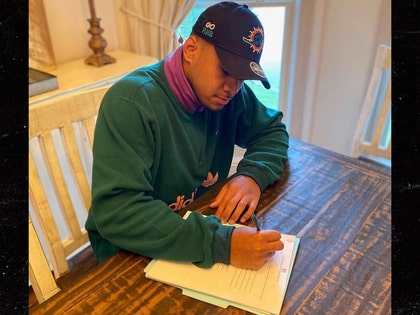 0512-tagovailoa-signing-miami-dolphins-ig-1