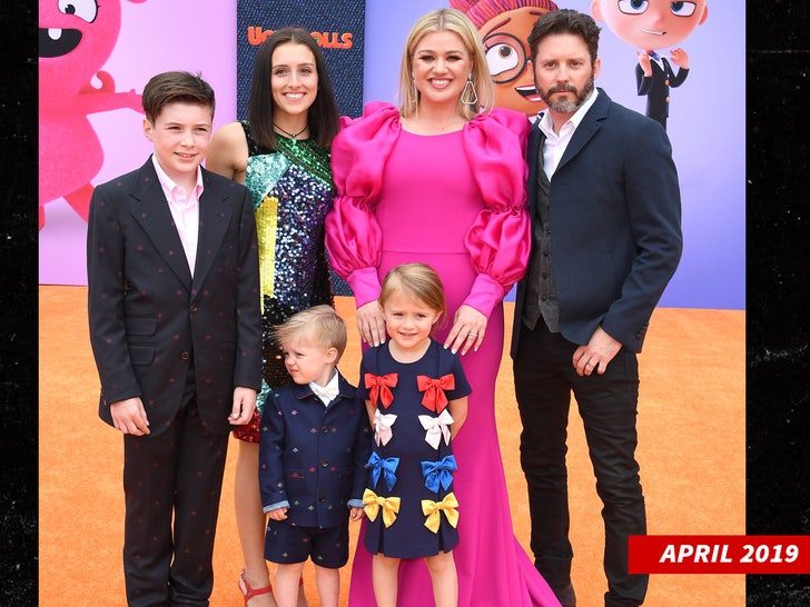 0809 Kelly Clarkson and Brandon Blackstock and kids getty