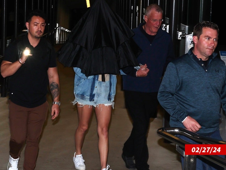 Taylor Swift and her dad return from a night Harbour Cruise