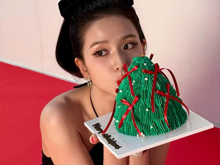 1222-K-Pop-Idols-Christmas-Spirit-Sub5