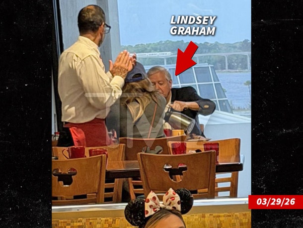 Lindsey Graham bij disney world chef mickey restaurant uitreikblad tmz 6