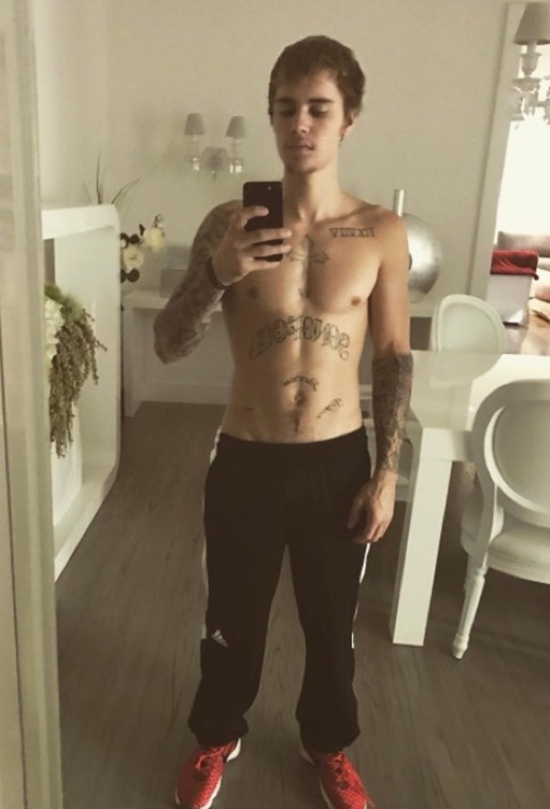 0228_justin_bieber_shirtless_00