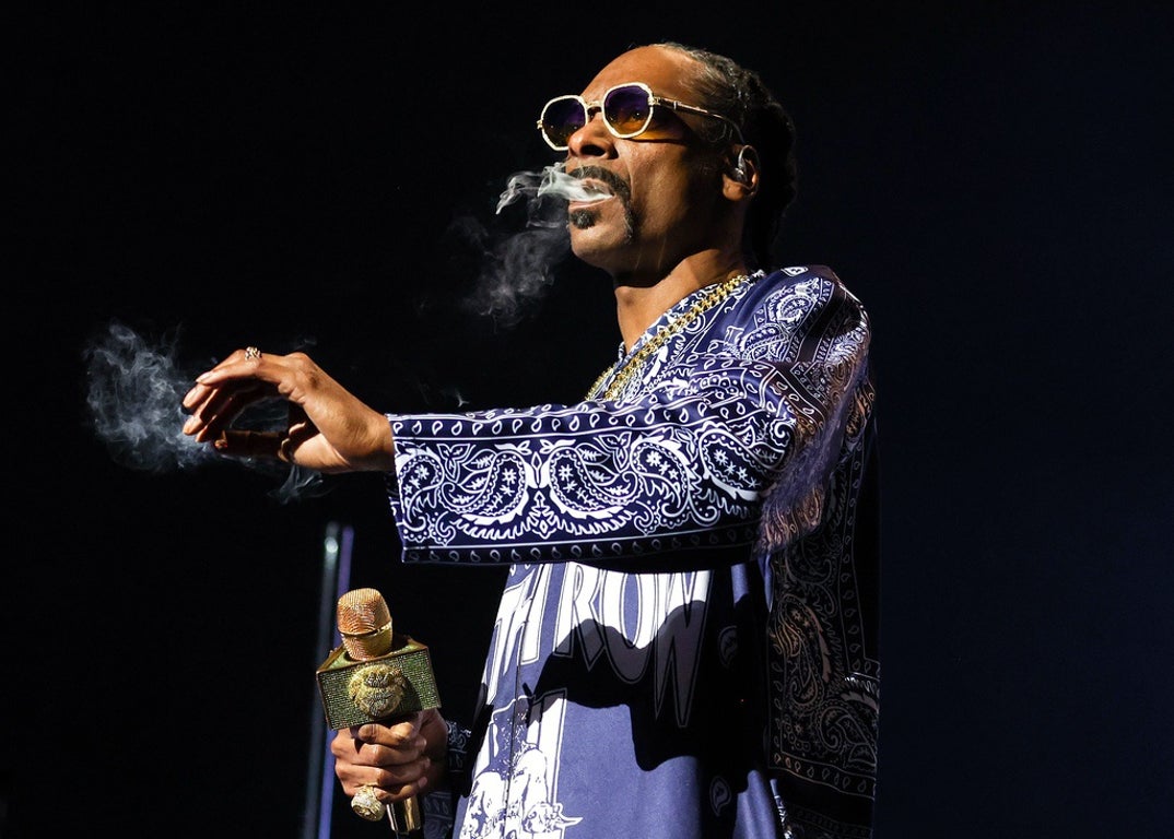0419 Snoop Dog Smoking Shots 6