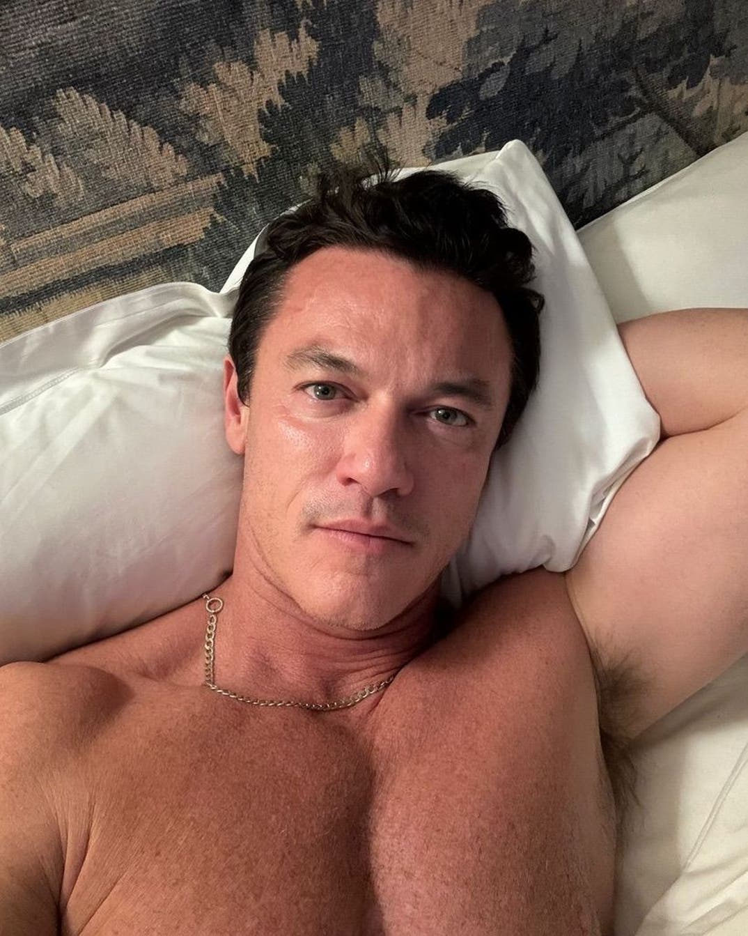 0415 Luke Evans Shirtless Shots 9