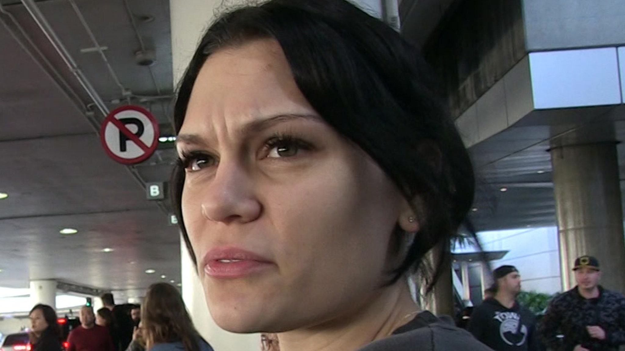 Jessie J temporarily hospitalized, deaf and unable to walk due to Ménière’s disease