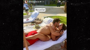 jessie james decker eric decker kissing poolside