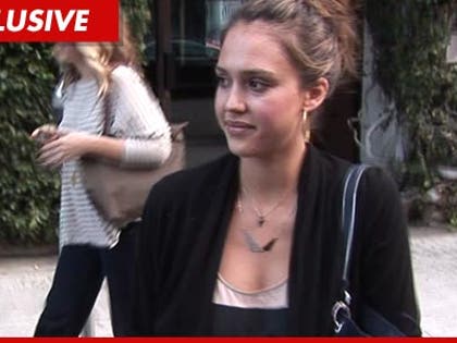 1011_jessica_alba_tmz_EX
