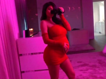 0430-kylie-jenner-pregnancy-gallery-launch-01