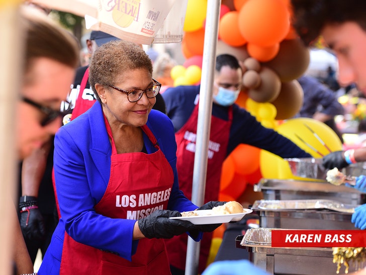 Celebrity Thanksgiving stars serve meals to the homeless in Skid Row