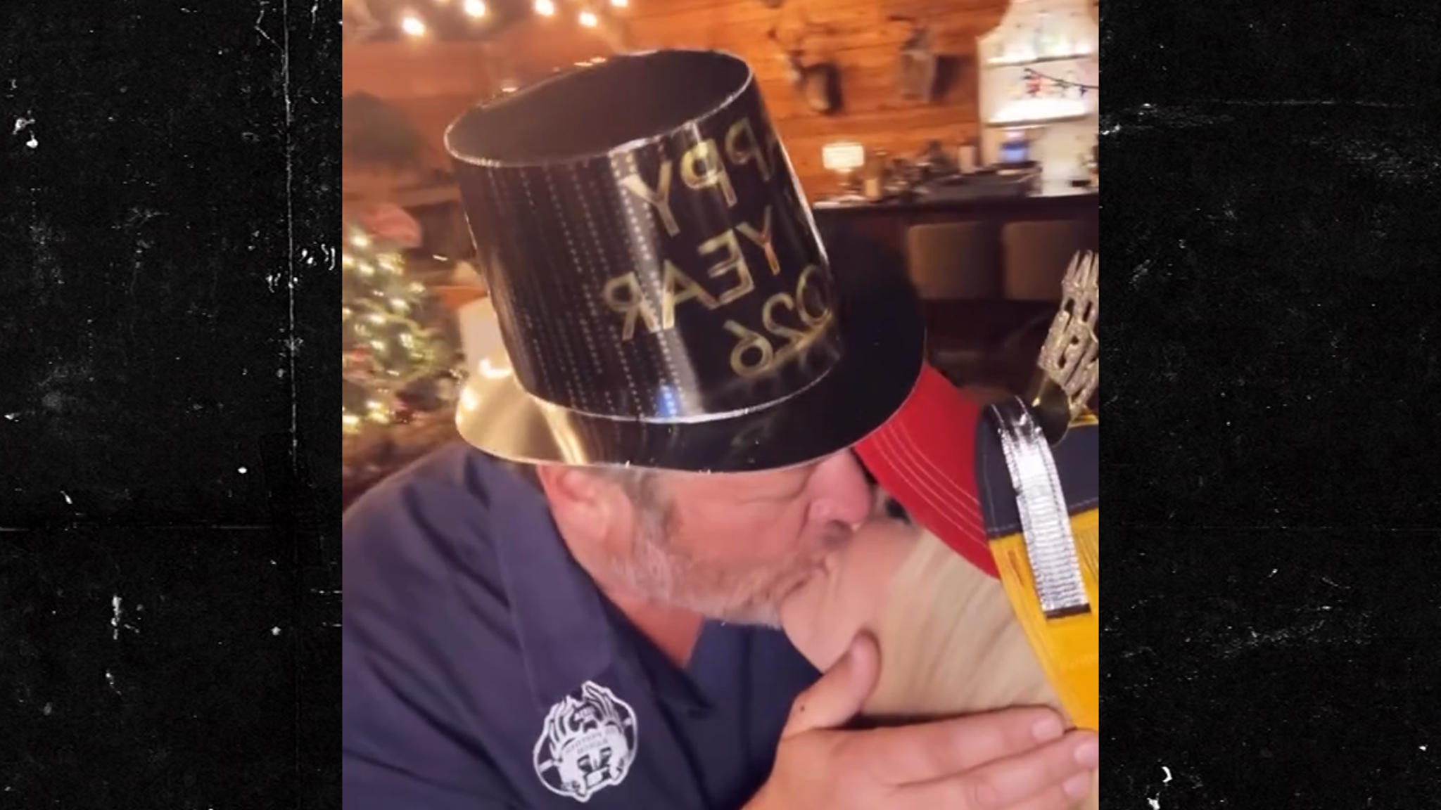 Gwen Stefani and Blake Shelton Share A New Year’s Kiss