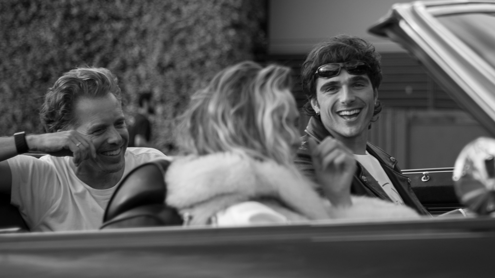 Margot Robbie & Jacob Elordi Look Great Together in Traffic in New Pics Margot Robbie & Jacob Elordi Look Great Together in Traffic in New Pics