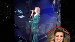 100726_kelly_clarkson_primary
