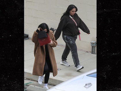 0221-kylie-jordyn-lookalike-backgrid