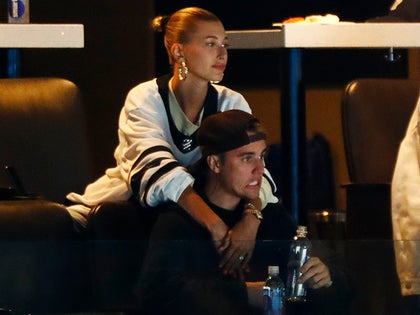 0424-justin-bieber-hailey-baldwin-maple-leafs-bruins-hocket-game-photos-primary