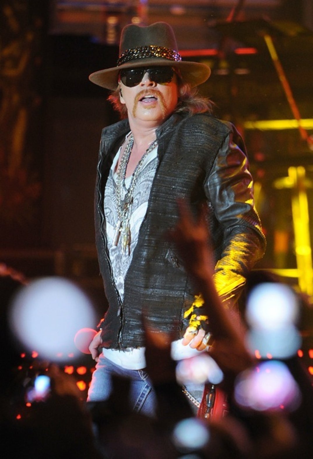 0401_gunsnroses_performance_12