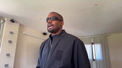 050125_kanye_west_2015633