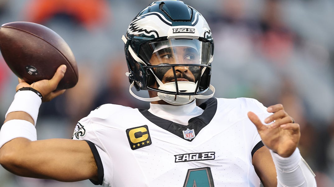 1019-Jalen-Hurts-On-The-Field-PRIMARY