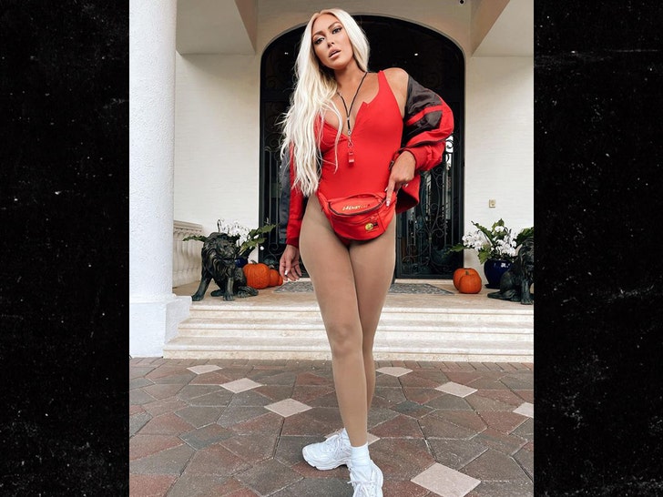 1101-paulina gretzsky baywatch halloween. ig