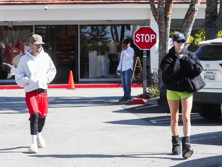 0221-Justin-hailey-out-for-Breakfast-Sub2