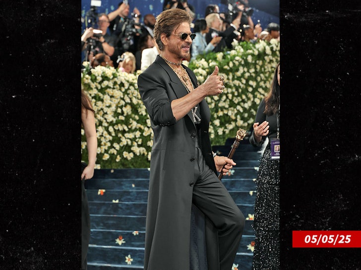 Shah Rukh Khan with Gala Sub Getty Swipe 2