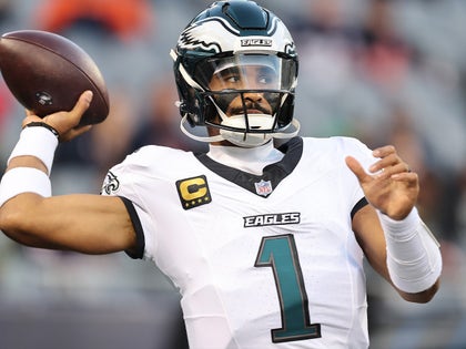 1019-Jalen-Hurts-On-The-Field-PRIMARY