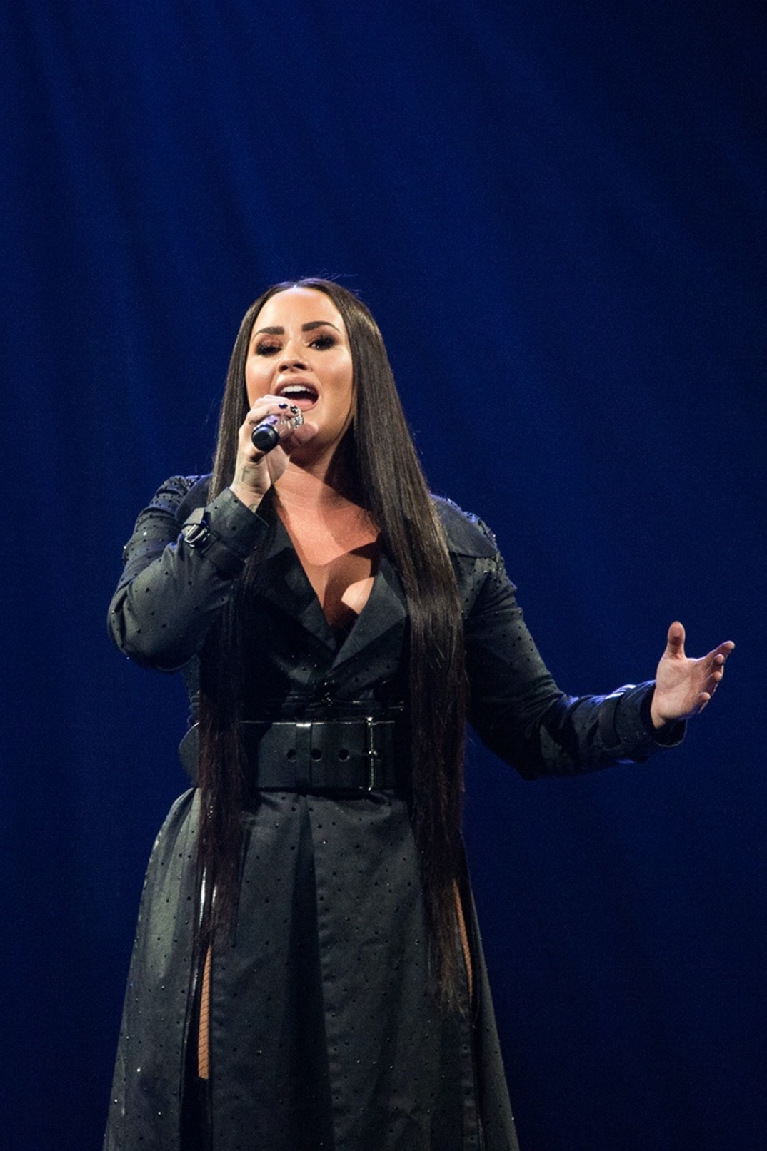 demi_performance_pics_02