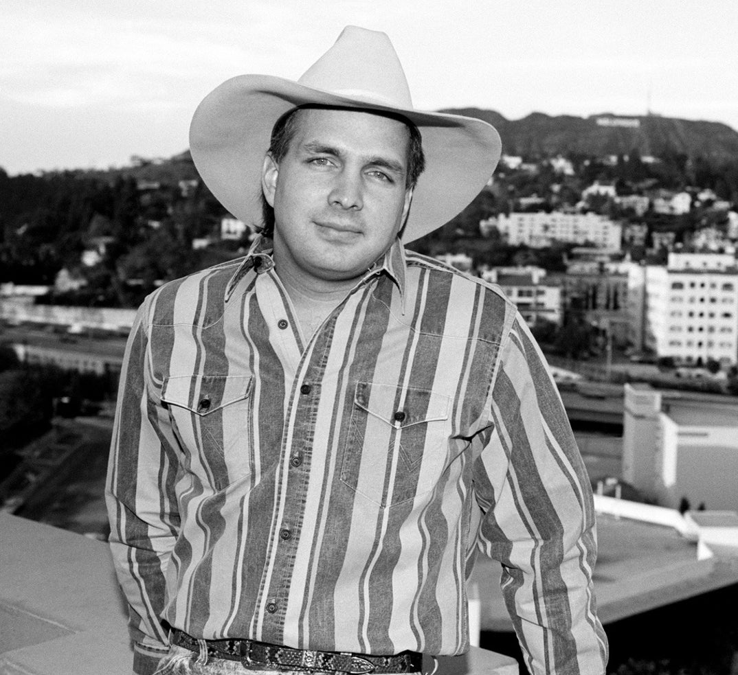 In 1990, American singer and songwriter Garth Brooks took this portrait in front of the sign!